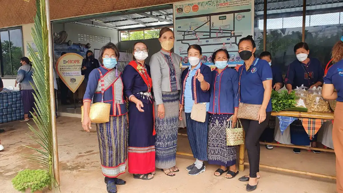 สตรีข้ามเพศล้มแชมป์เก่าคว้านายกอบต.ท่าค้อ นครพนม
