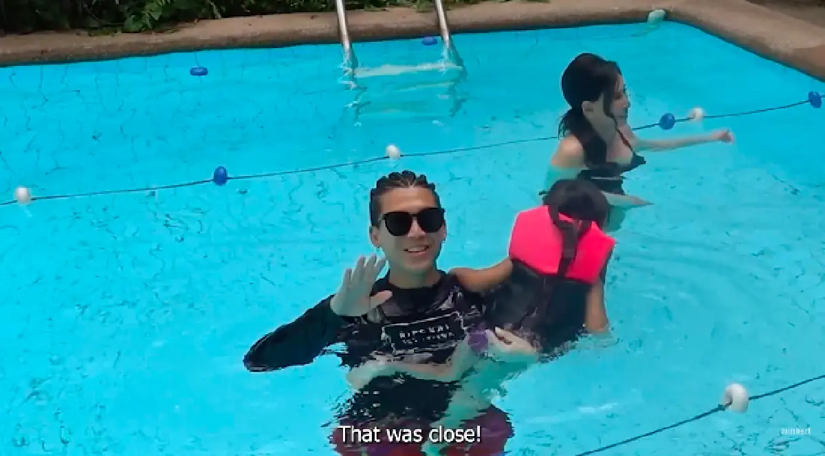 "คุณย่าปุ๊ก อาภัสรา" ใส่ชุดว่ายน้ำออกสื่อ เล่นน้ำกับหลาน "มีก้า-มีญ่า" ยังคงสวยเป๊ะ 