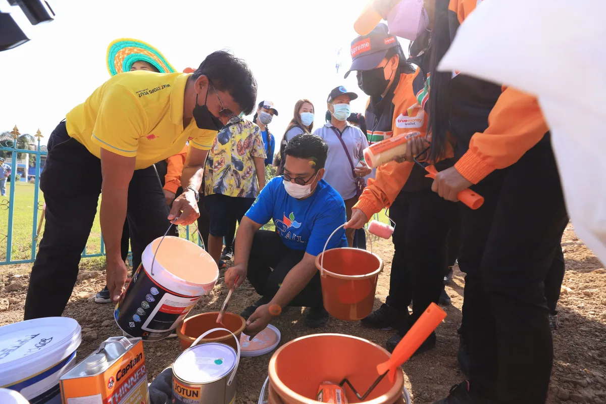 ชมรมจิตสาธารณะซีพี ออลล์-พนักงานเซเว่นฯร่วมฟื้นฟูโรงเรียนหลังน้ำท่วม