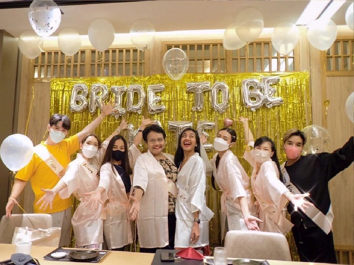 “แก้ม วิชญาณี” และคุณแม่แท็กทีมเพื่อนซี้ จัดปาร์ตี้สละโสดให้น้องสาว “เกต“