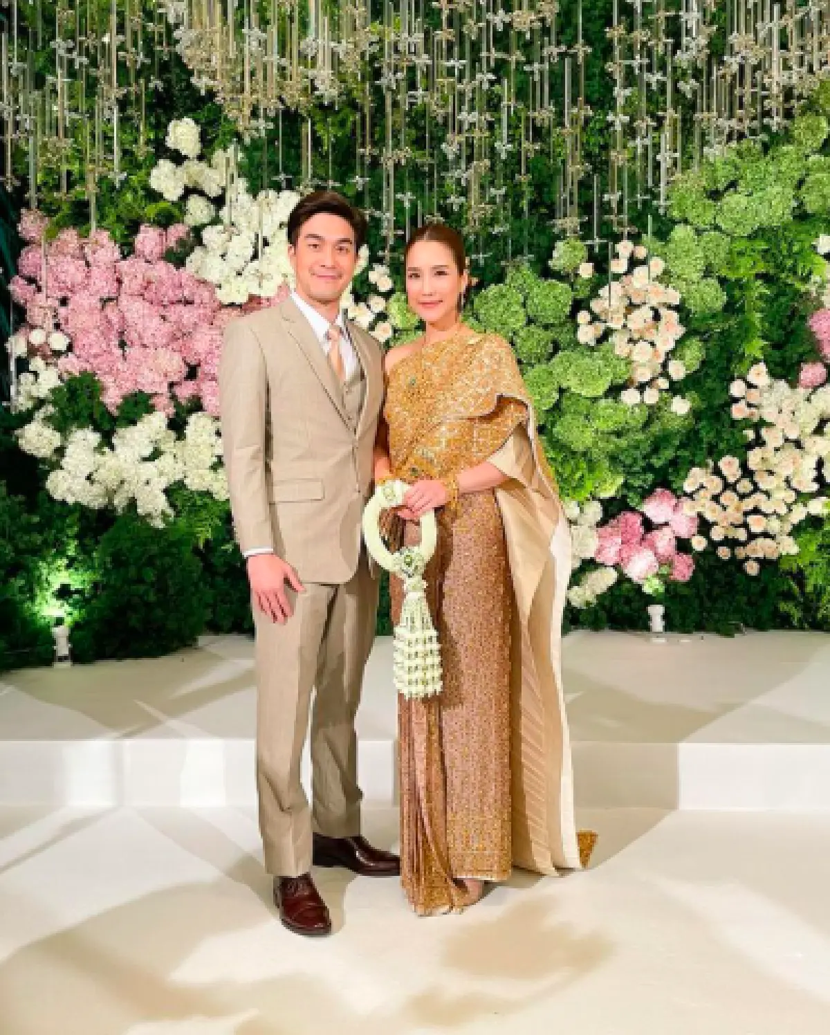 “จั๊กจั่น” ควง “เค วัฒนา” เข้าพิธีหมั้นแบบไทย เรียบง่ายและอบอุ่นที่สุด