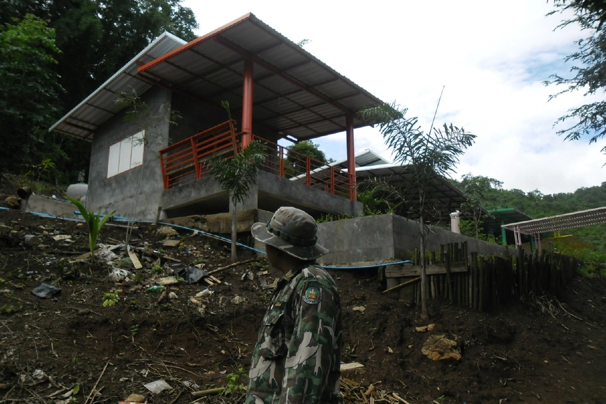 อุทยานฯเขื่อนศรีฯ ติดป้ายสั่งรื้อบ้านพักตากอากาศรุกที่
