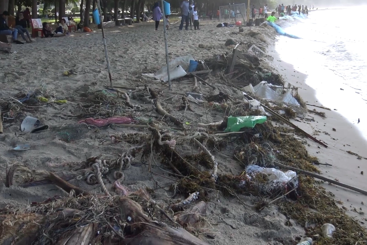 แหลมสมิหลาคลื่นซัดขยะเกลื่อนชายหาด