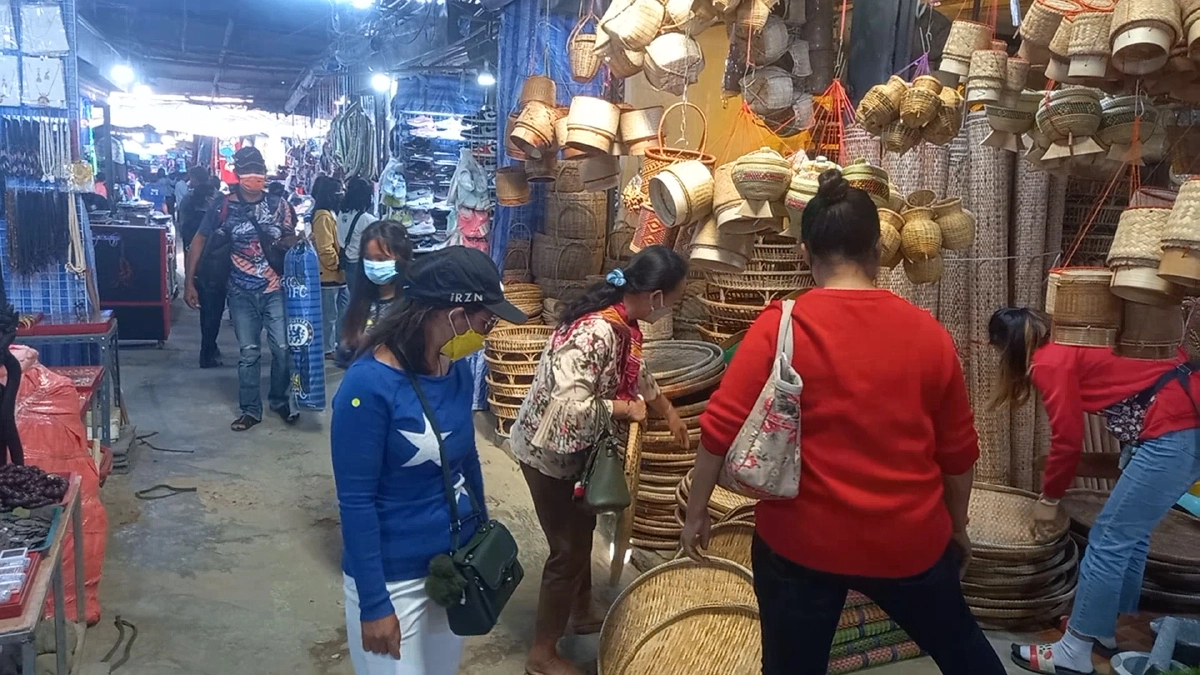 ตลาดชายแดนช่องจอมคึกคักเสื้อกันหนาวมือสองสินค้าขายดี