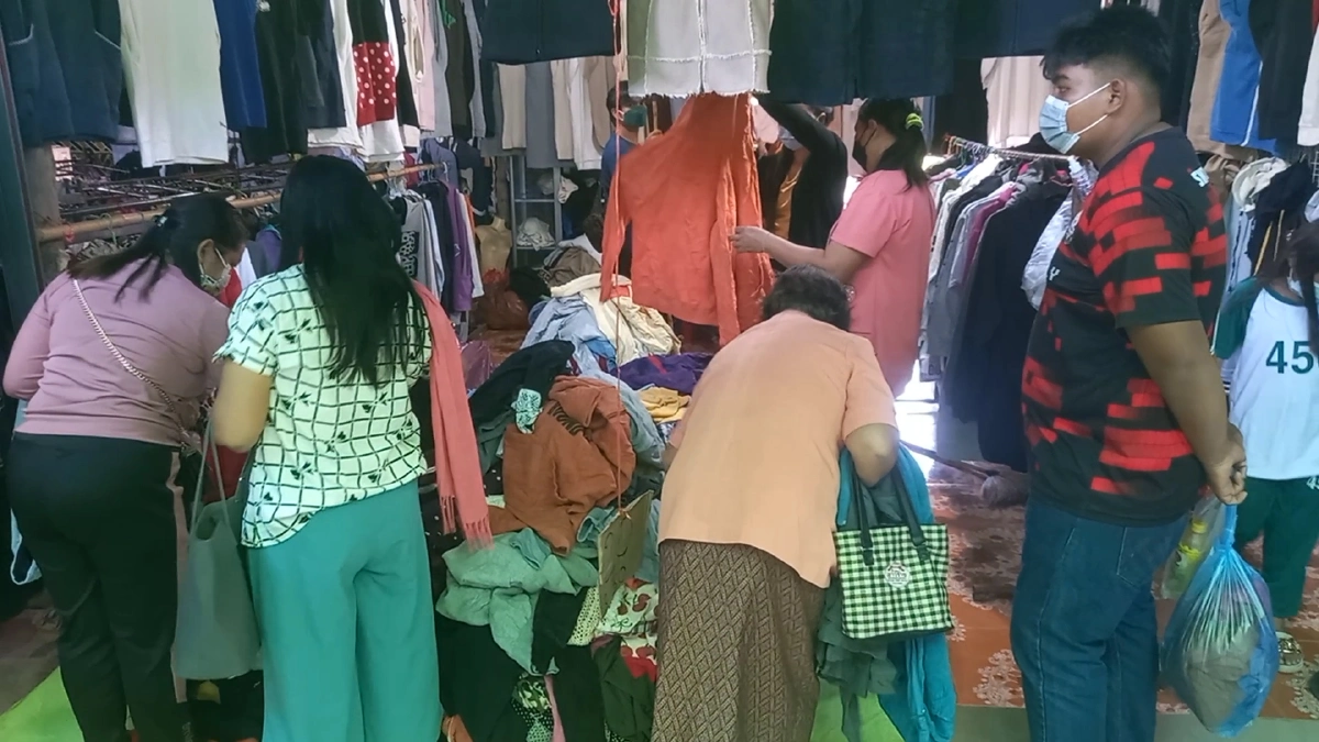 ตลาดชายแดนช่องจอมคึกคักเสื้อกันหนาวมือสองสินค้าขายดี