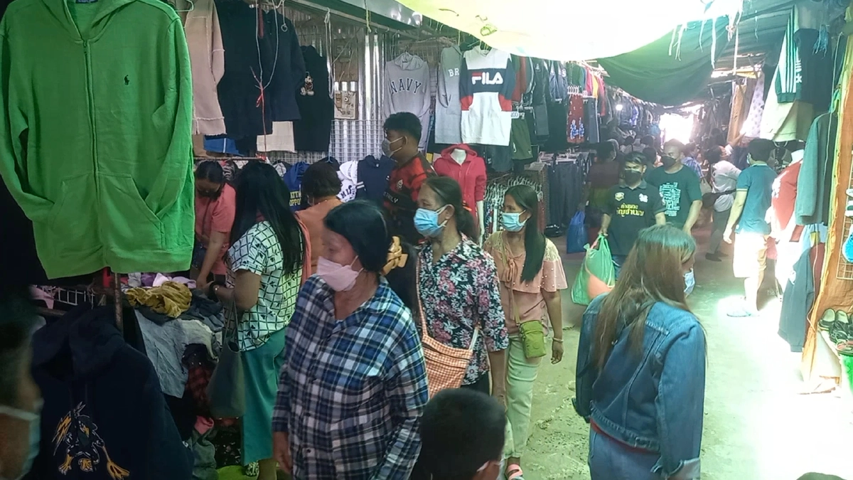 ตลาดชายแดนช่องจอมคึกคักเสื้อกันหนาวมือสองสินค้าขายดี
