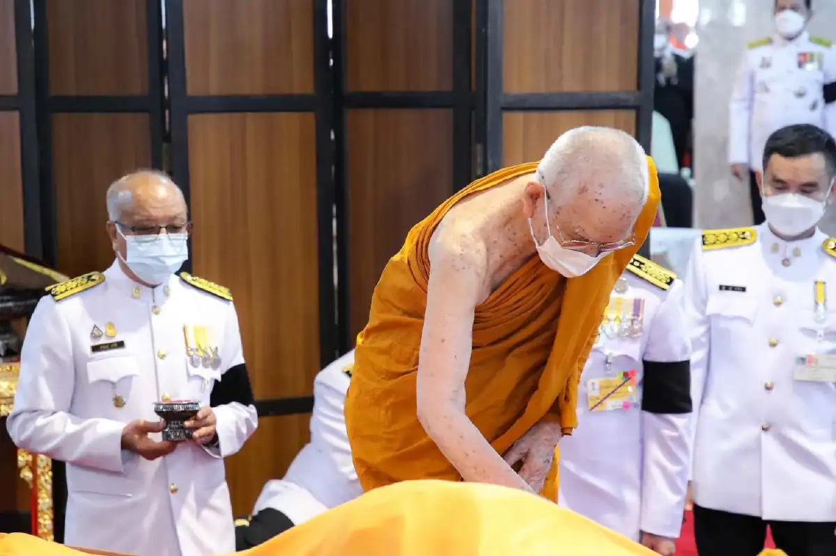 สมเด็จพระสังฆราชเสด็จวัดปากน้ำ ประทานถวายน้ำสรงศพ "สมเด็จช่วง"