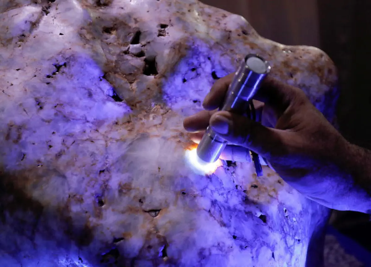 ดูกันจะๆ ศรีลังกาโชว์ไพลินใหญ่สุดในโลก หนักกว่า 300 กก.