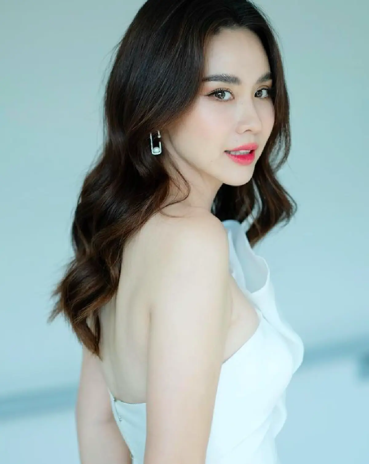 "นุ้ย สุจิรา" ปล่อยความแซ่บทะเลสมุย ในชุดว่ายน้ำวันพีซอวดหลังขาวๆ 