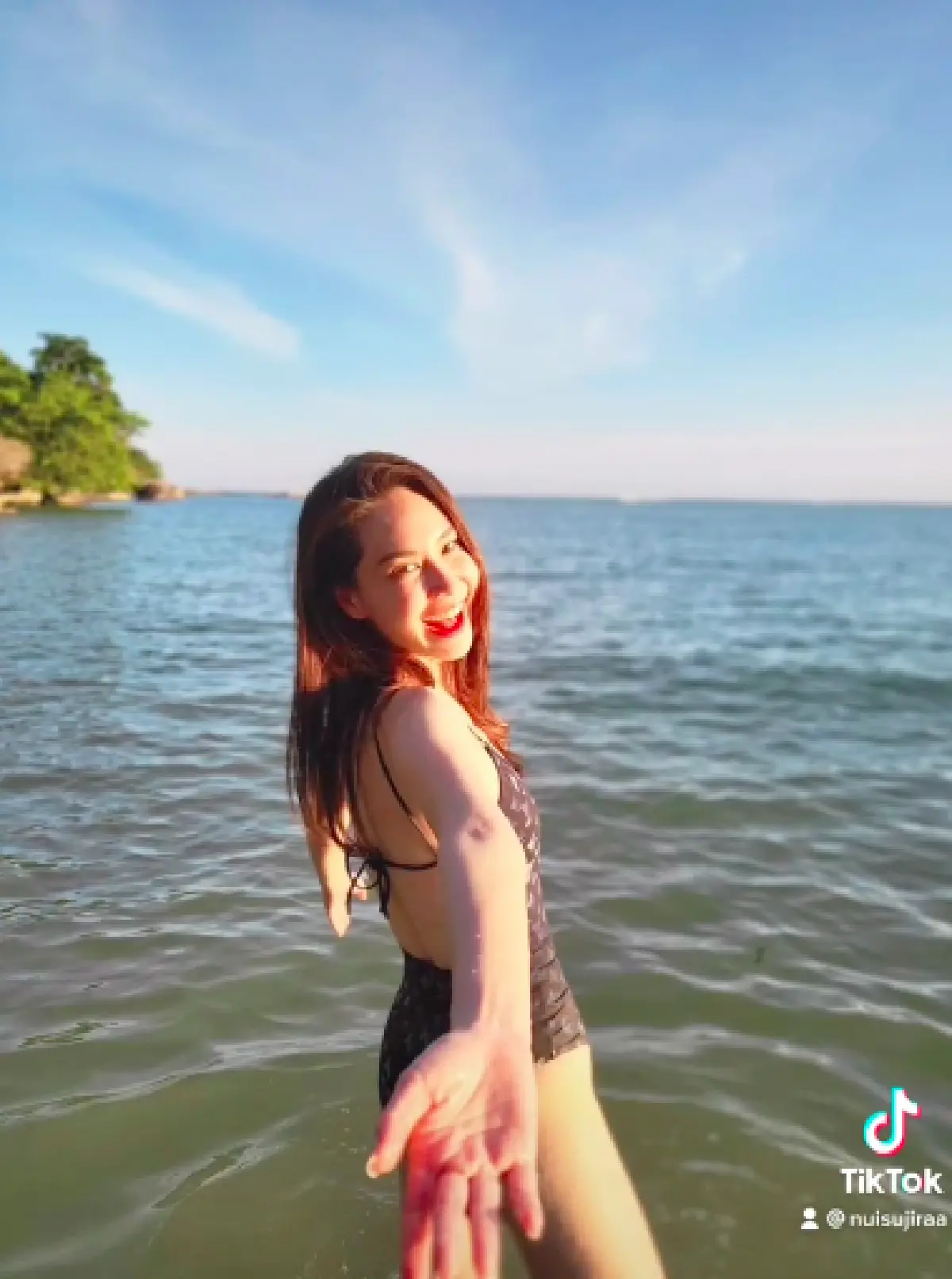 "นุ้ย สุจิรา" ปล่อยความแซ่บทะเลสมุย ในชุดว่ายน้ำวันพีซอวดหลังขาวๆ 