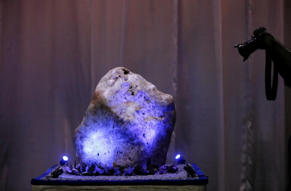 ดูกันจะๆ ศรีลังกาโชว์ไพลินใหญ่สุดในโลก หนักกว่า 300 กก.