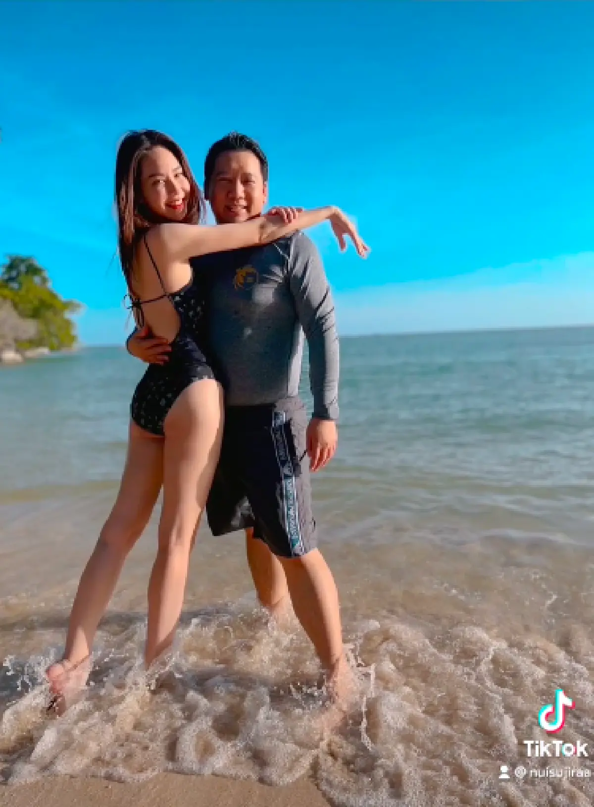 "นุ้ย สุจิรา" ปล่อยความแซ่บทะเลสมุย ในชุดว่ายน้ำวันพีซอวดหลังขาวๆ 