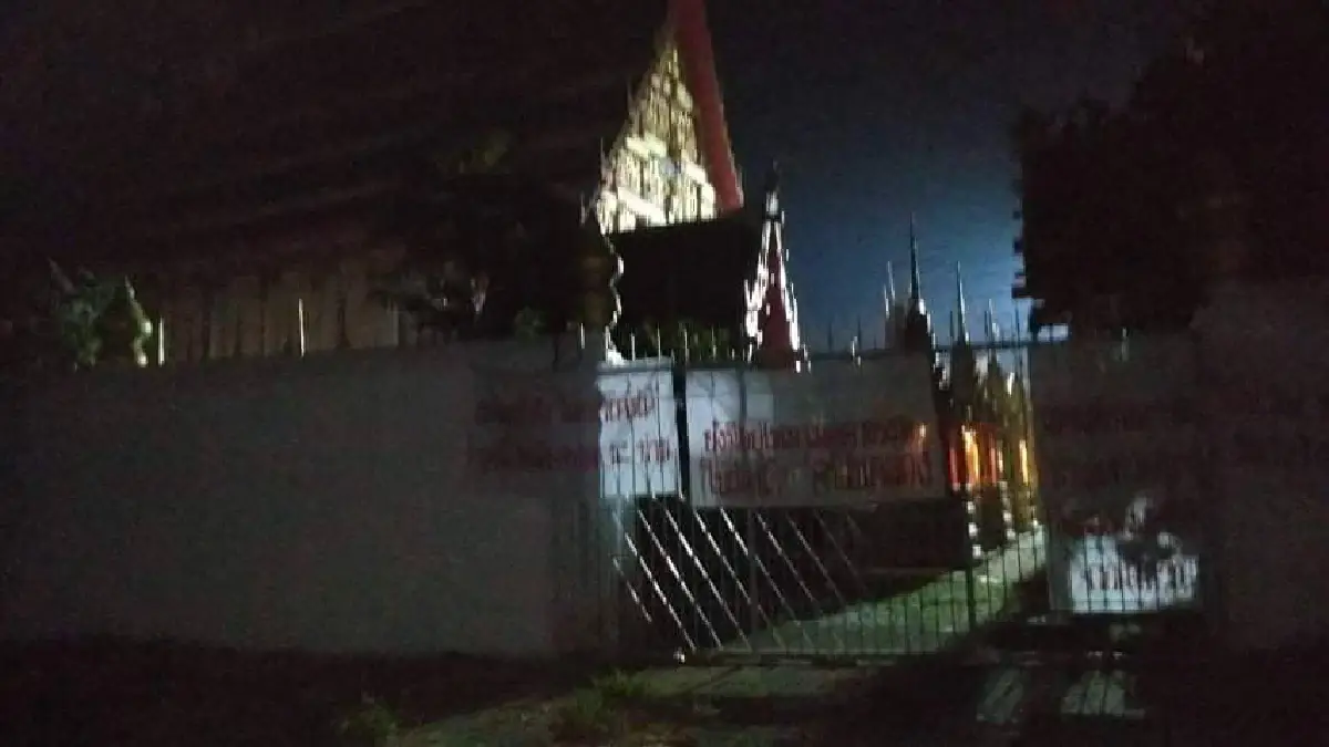 สุดทน!ชาวบ้านติดป้ายประท้วงเจ้าอาวาสวัดดังเมืองปทุมฯ