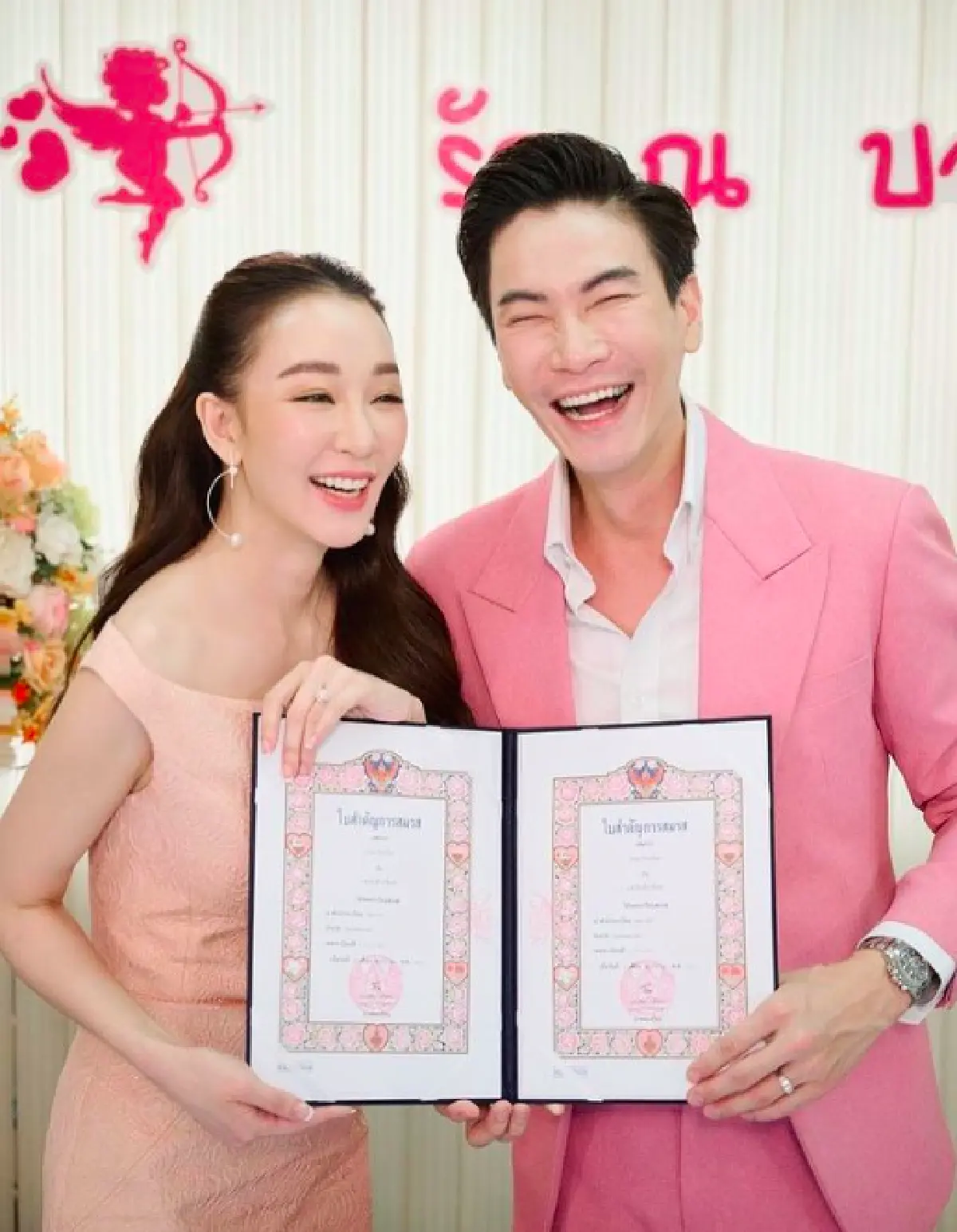 ขอบคุณความกล้า! “ตู่-มาวิน” ควงคู่จดทะเบียนสมรสหวานชื่น