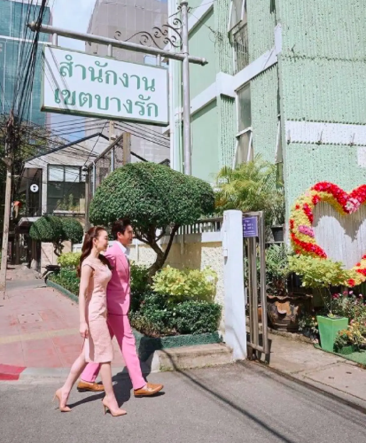 ขอบคุณความกล้า! “ตู่-มาวิน” ควงคู่จดทะเบียนสมรสหวานชื่น