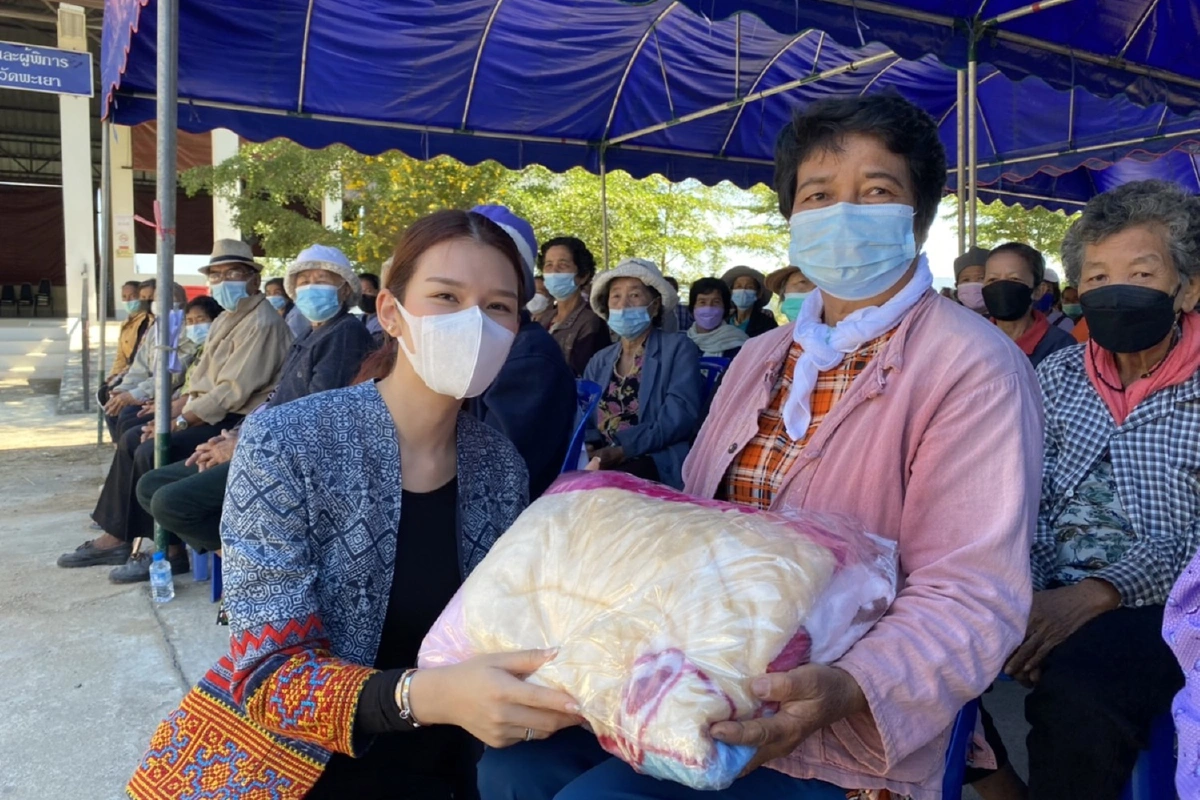 เลขาธรรมนัสมอบผ้าห่มผู้สูงอายุต้านภัยหนาว