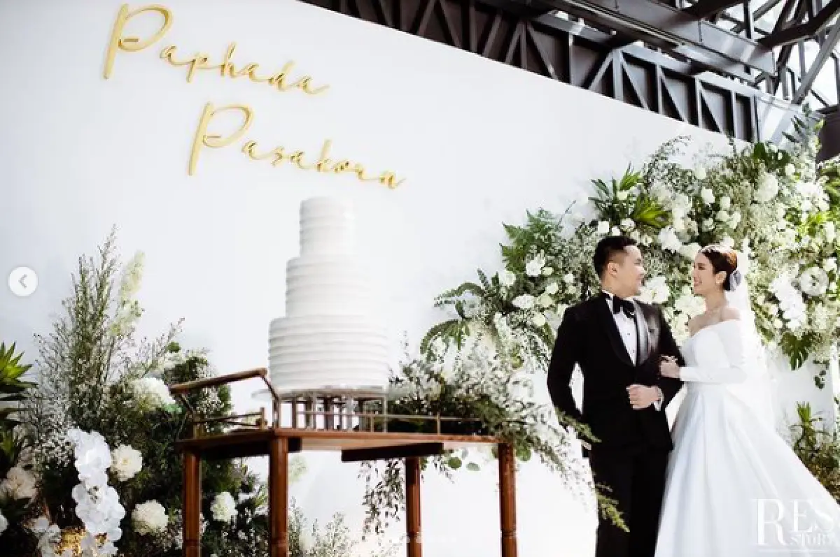 “เนย ปภาดา” ควงแขนแฟนหนุ่มนักธุรกิจ เข้าพิธีวิวาห์อย่างอบอุ่น