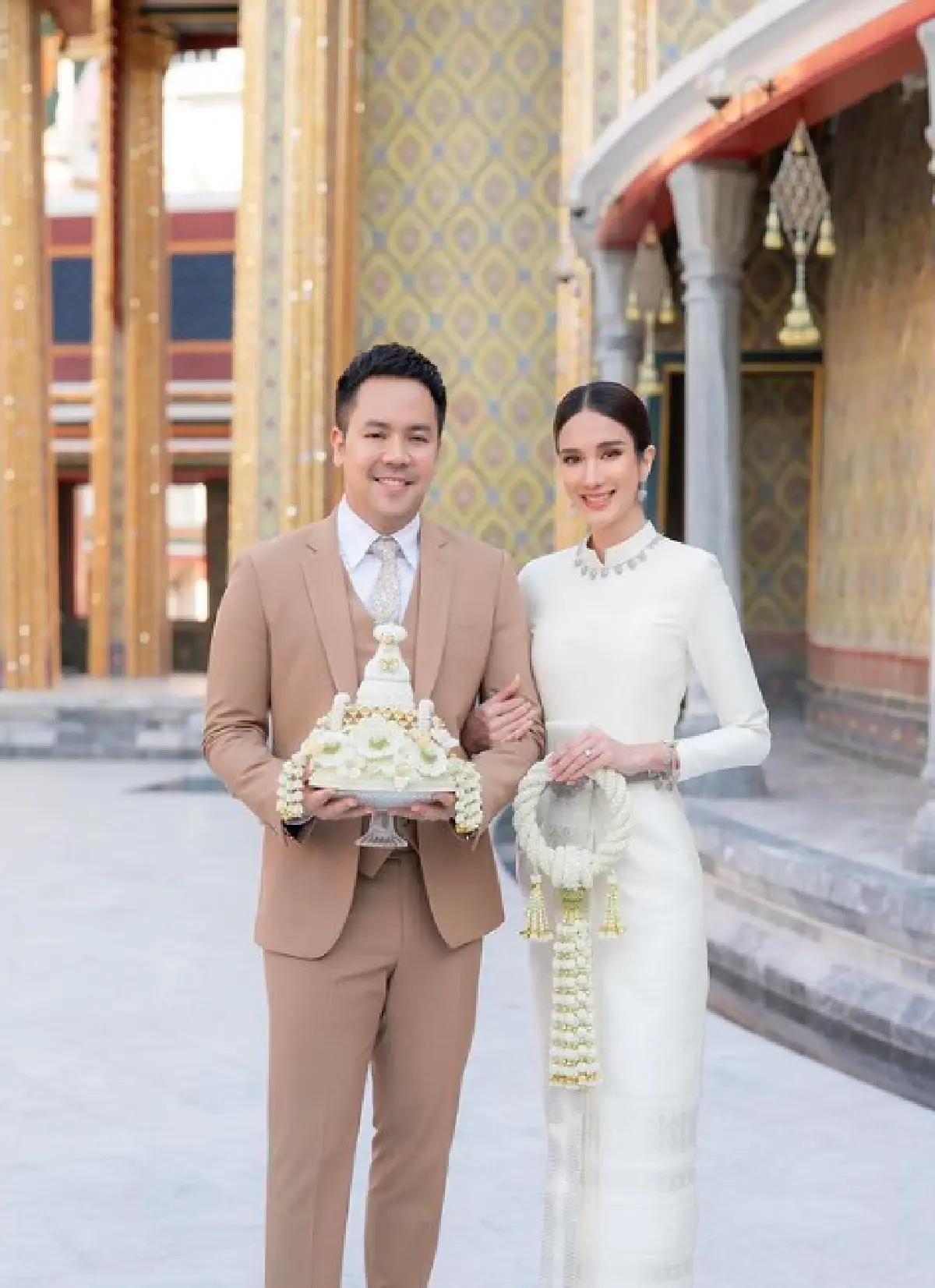 “เนย ปภาดา” ควงแขนแฟนหนุ่มนักธุรกิจ เข้าพิธีวิวาห์อย่างอบอุ่น