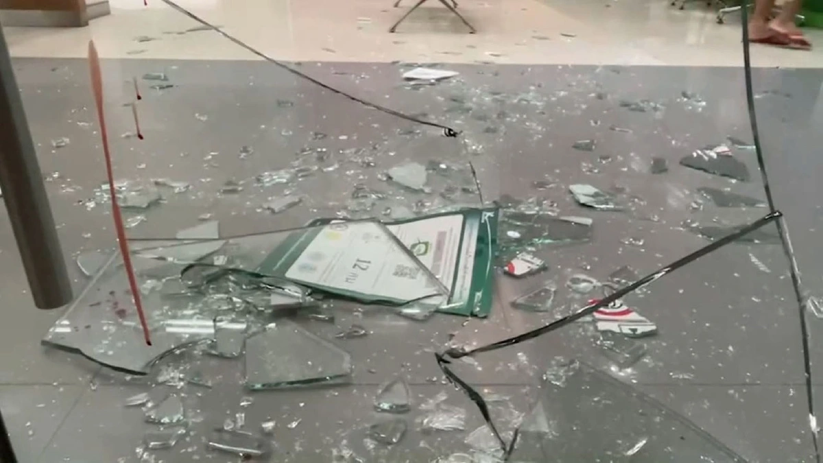 หนุ่มเมาบุกทุบธนาคารหวังฉกเงินพลาดถูกกระจกบาดเลือดสาด