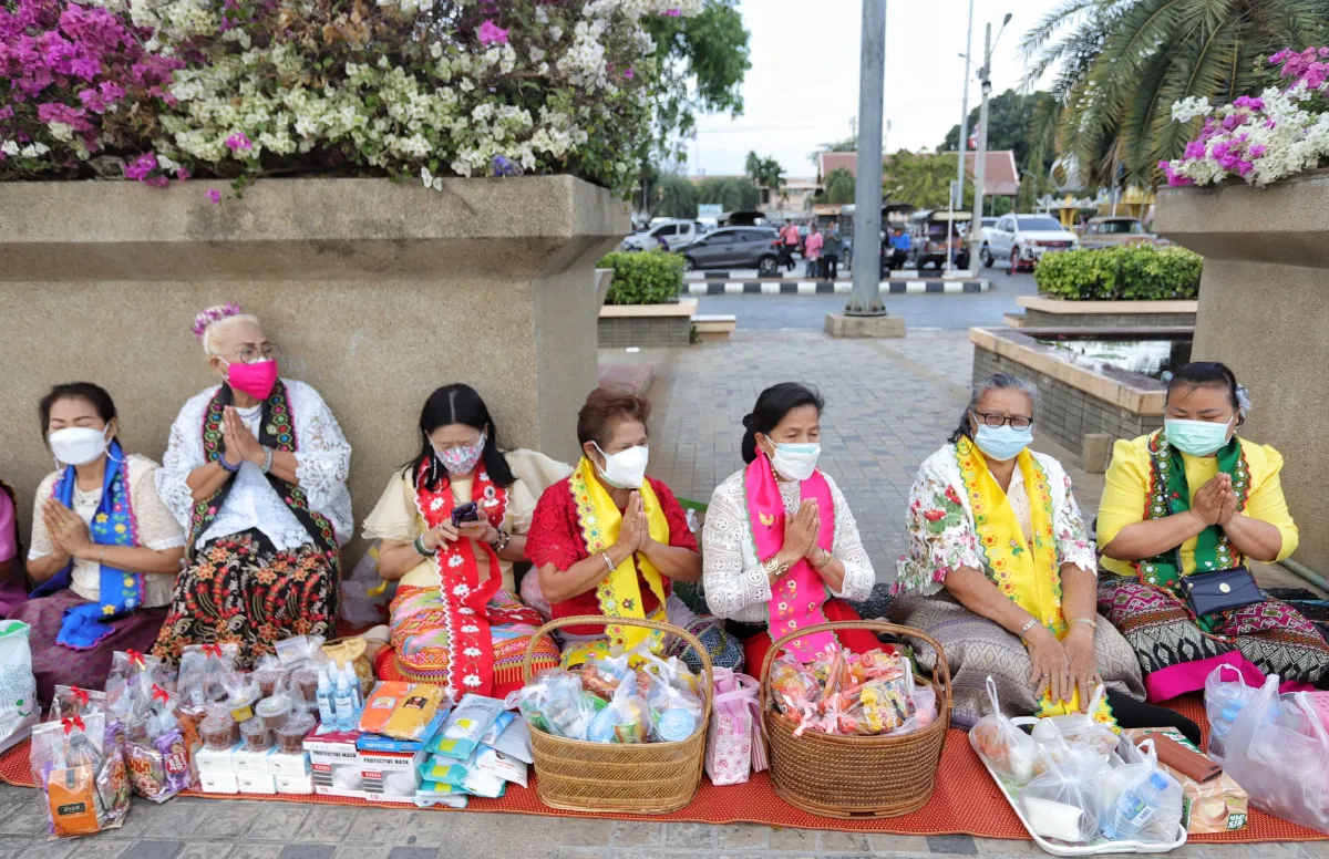 ผู้ว่าฯหมูป่าชวนตักบาตรวันพระใหญ่ใส่ผ้าไทยสัมผัสกลิ่นอายรามัญ