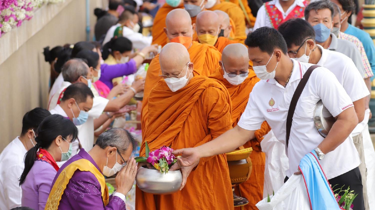 ผู้ว่าฯหมูป่าชวนตักบาตรวันพระใหญ่ใส่ผ้าไทยสัมผัสกลิ่นอายรามัญ ผู้ว่าฯหมูป่าชวนตักบาตรวันพระใหญ่ใส่ผ้าไทยสัมผัสกลิ่นอายรามัญ