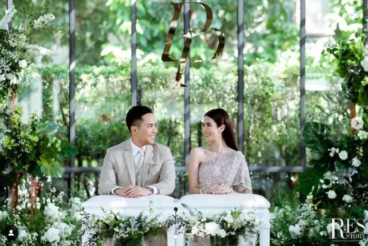 “เนย ปภาดา” ควงแขนแฟนหนุ่มนักธุรกิจ เข้าพิธีวิวาห์อย่างอบอุ่น
