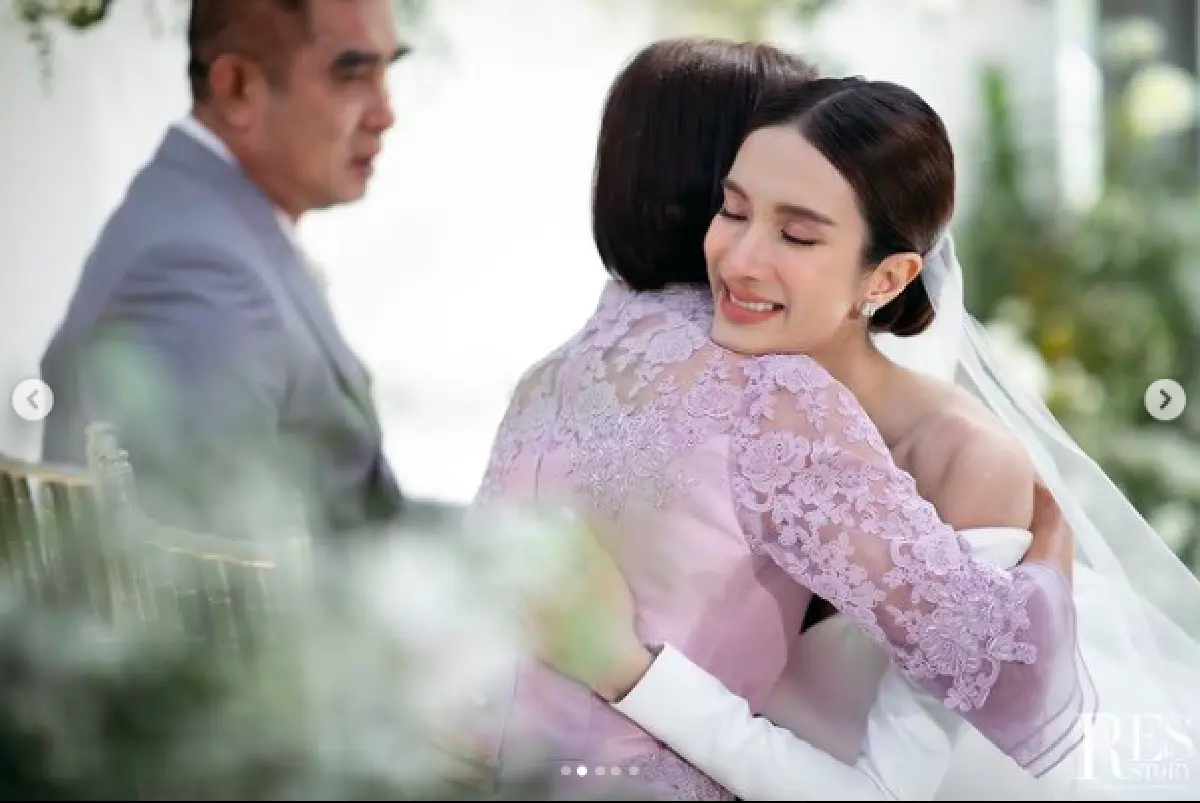 “เนย ปภาดา” ควงแขนแฟนหนุ่มนักธุรกิจ เข้าพิธีวิวาห์อย่างอบอุ่น