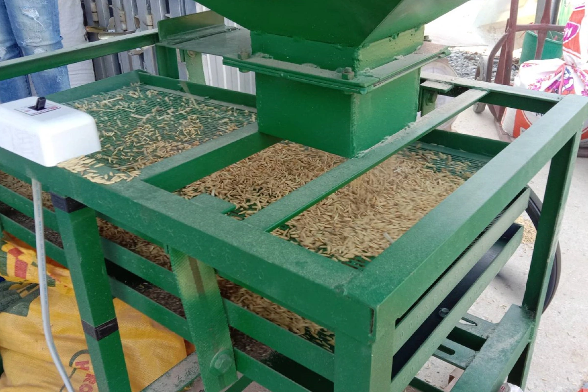 ชาวนาสีข้าวขายเองแก้ปัญหาราคาตกต่ำ