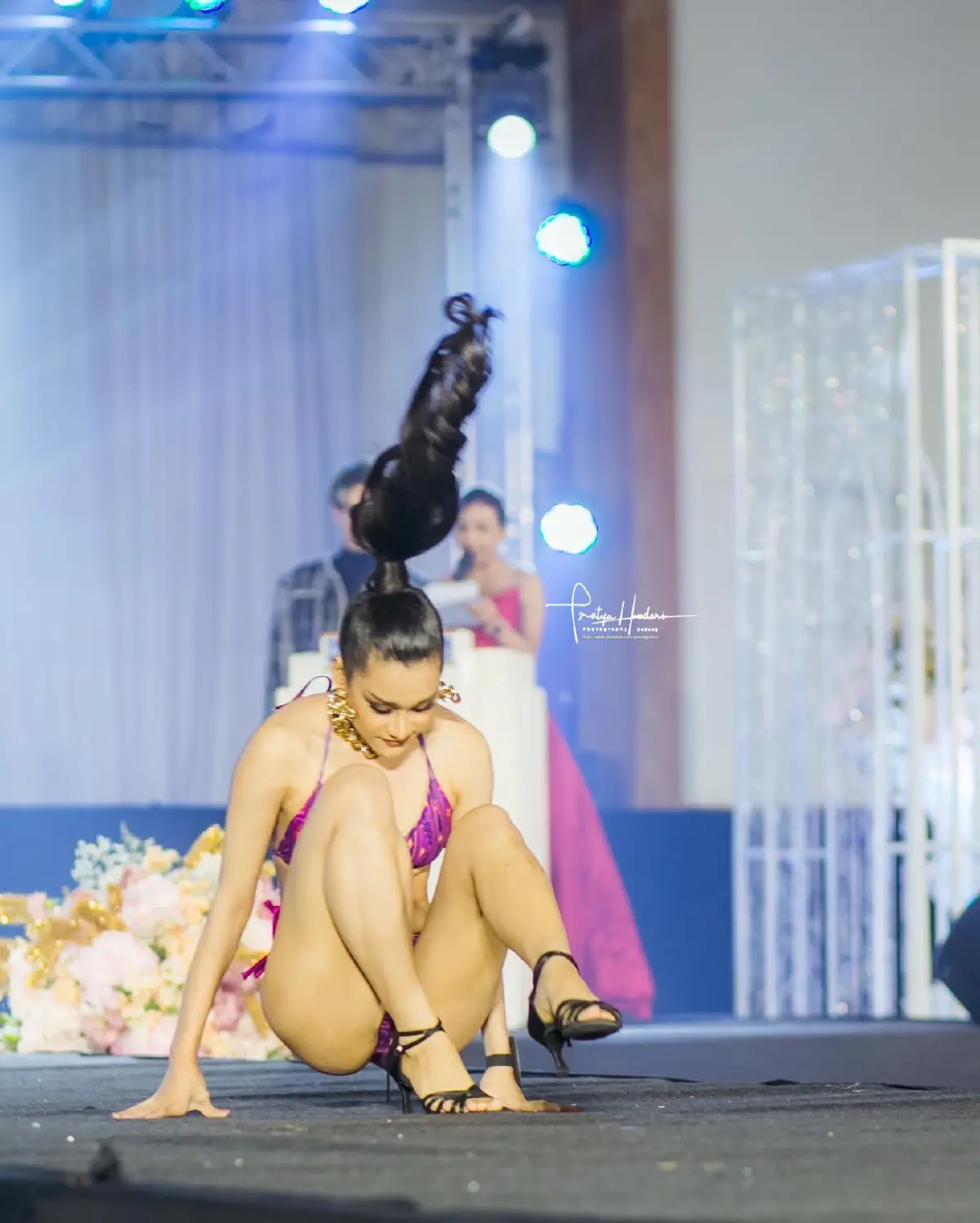 “น้องพิซซ่า” สาวงามเวทีมิสแกรนด์ร้อยเอ็ด โชว์ม้วนหน้าในชุดว่ายน้ำกลางเวที