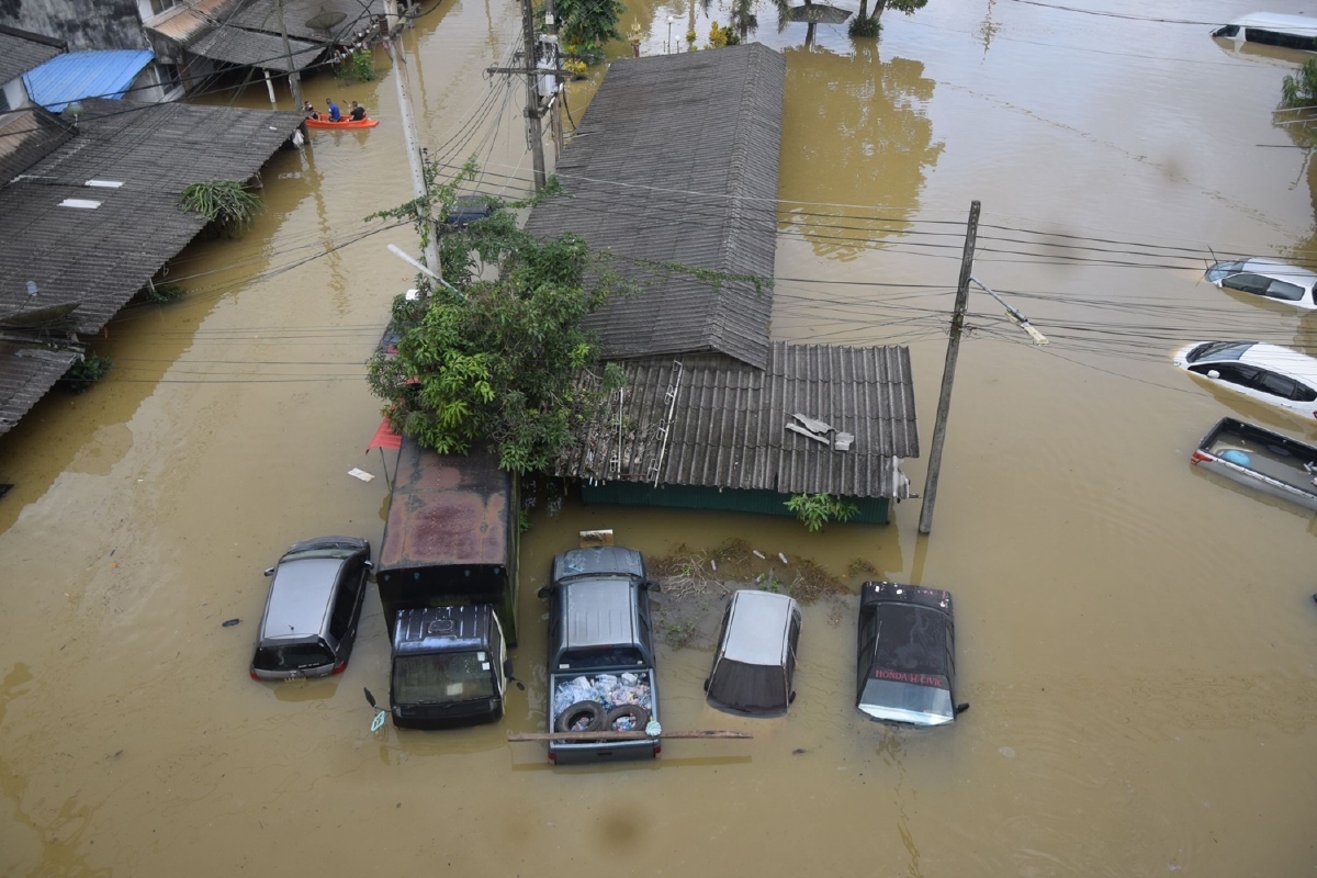 น้ำป่าทะลักพนังกั้นน้ำพังนราอ่วมท่วม4อำเภอ น้ำป่าทะลักพนังกั้นน้ำพังนราอ่วมท่วม4อำเภอ