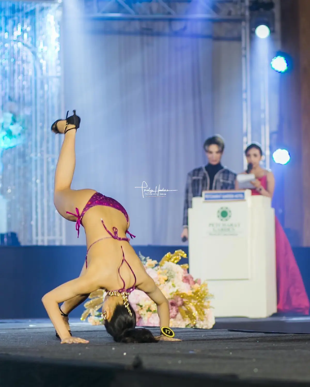 “น้องพิซซ่า” สาวงามเวทีมิสแกรนด์ร้อยเอ็ด โชว์ม้วนหน้าในชุดว่ายน้ำกลางเวที