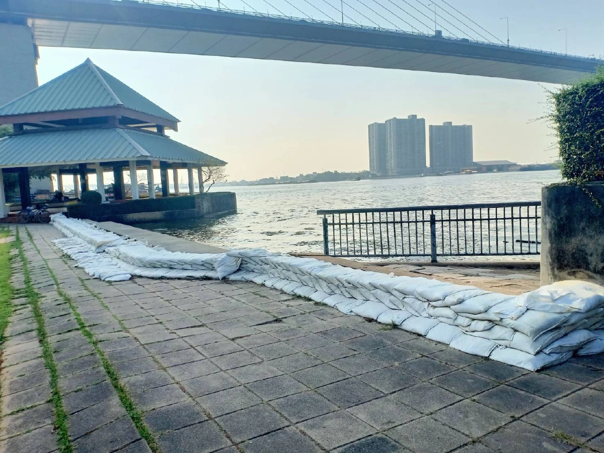 กทม.เร่งวางกระสอบทรายริมเจ้าพระยาป้องกันน้ำทะเลหนุนสูง