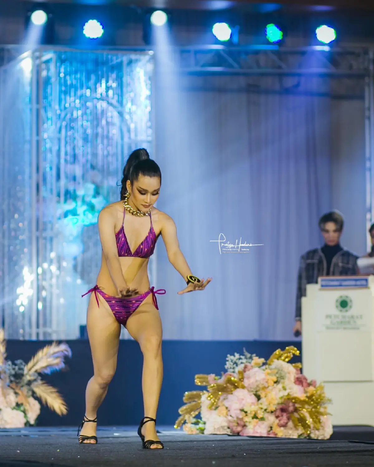 “น้องพิซซ่า” สาวงามเวทีมิสแกรนด์ร้อยเอ็ด โชว์ม้วนหน้าในชุดว่ายน้ำกลางเวที