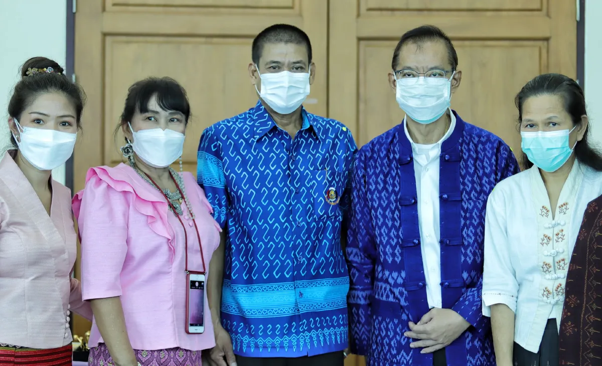 ผู้ว่าฯหมูป่าโชว์ผ้าลายขอปลุกคนปทุมฯสวมใส่ผ้าไทย