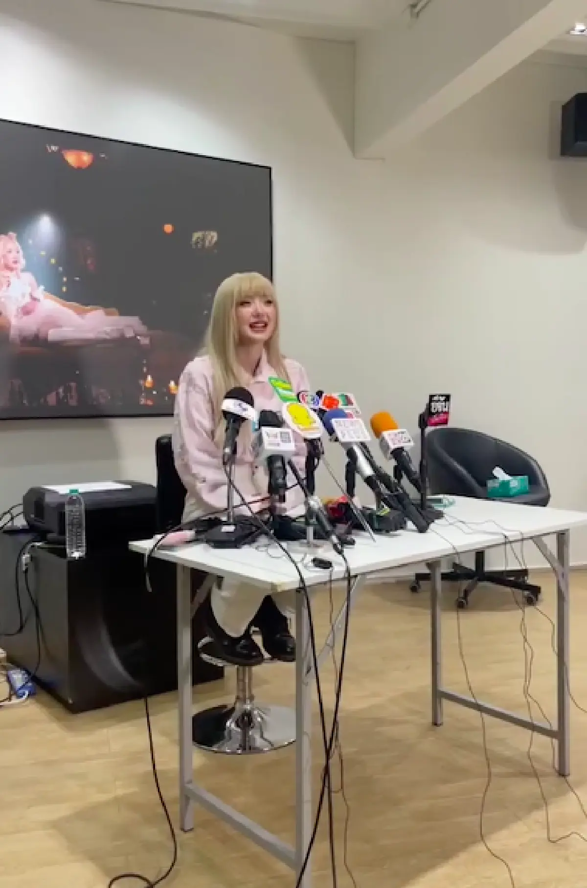 "พลอยชมพู" เปิดใจทั้งน้ำตา! ฟ้องต้นสังกัดเก่า เรียกค่าเสียหาย 8 หลัก