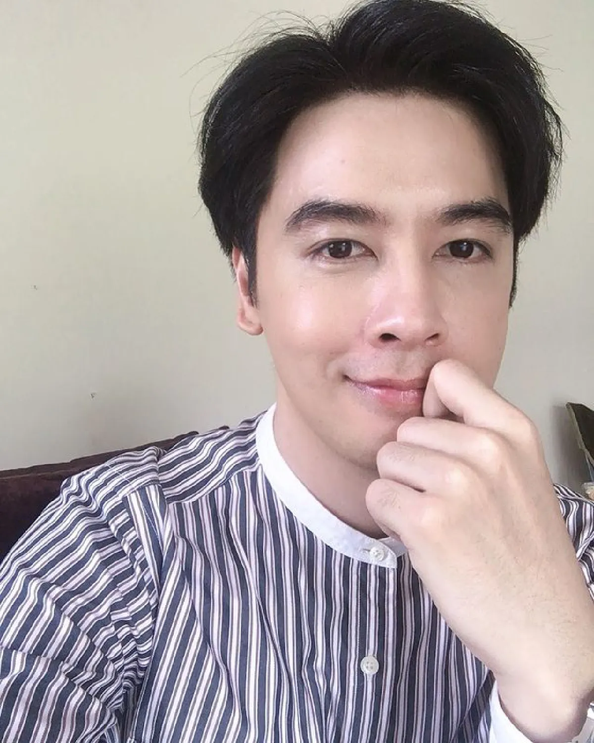  "ออย ธนา" นุ่งห่มผ้าเหลือง โกนหัว โกนคิ้ว พร้อมสอนการอโหสิและการไม่ยึดติด