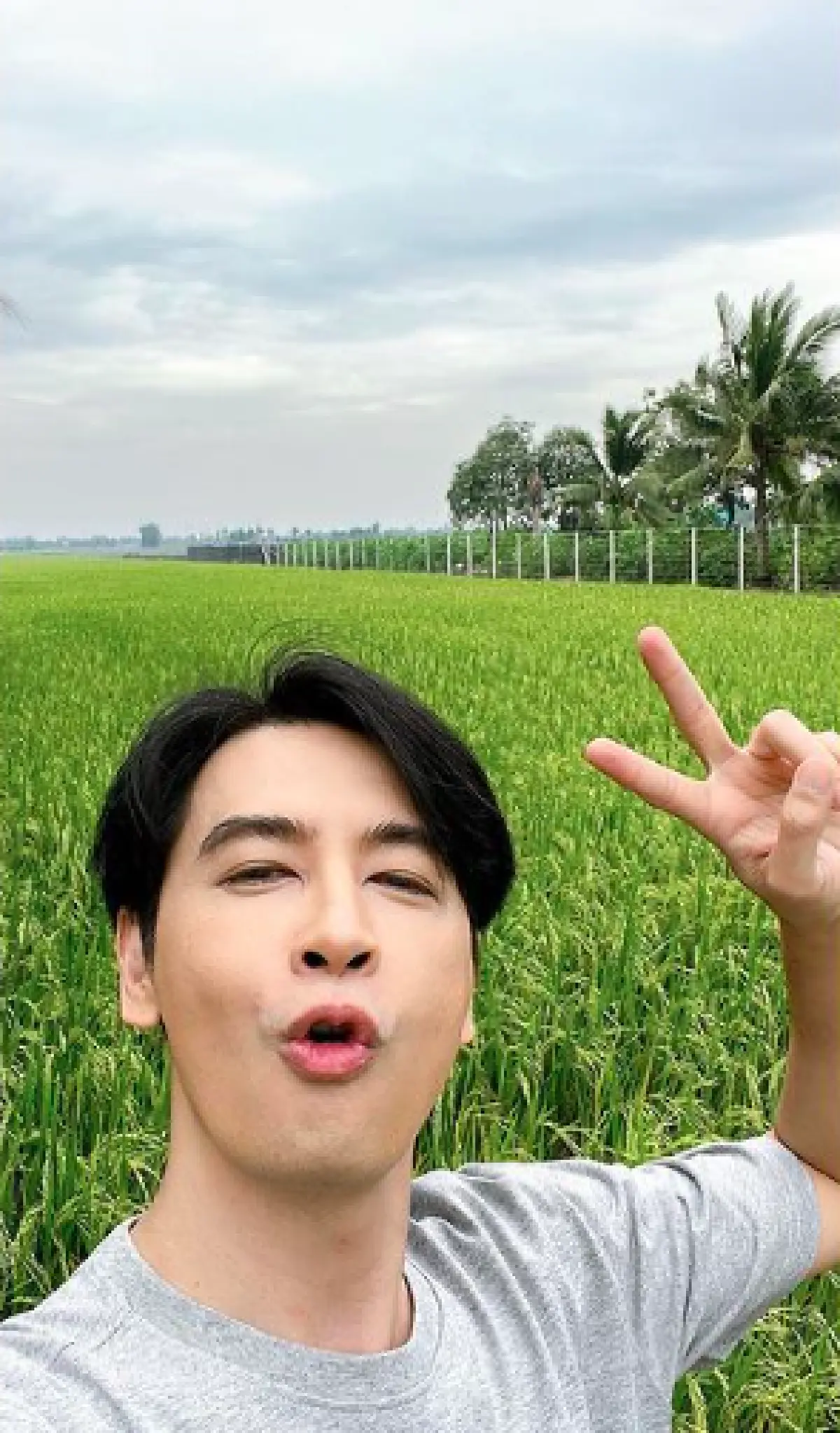  "ออย ธนา" นุ่งห่มผ้าเหลือง โกนหัว โกนคิ้ว พร้อมสอนการอโหสิและการไม่ยึดติด