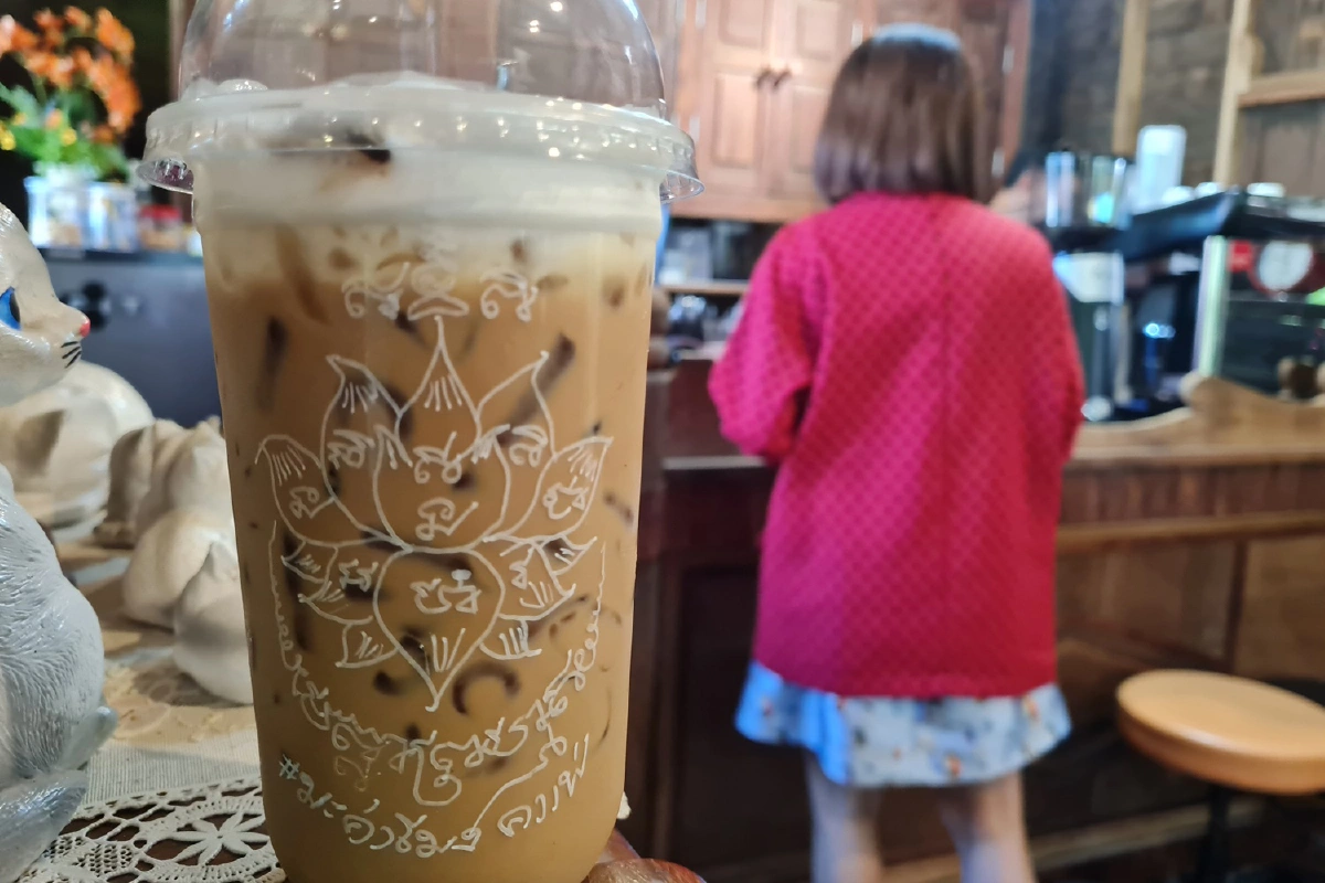 ร้านกาแฟโคราช ปิ๊งไอเดีย “ลงยันต์บนแก้ว”
