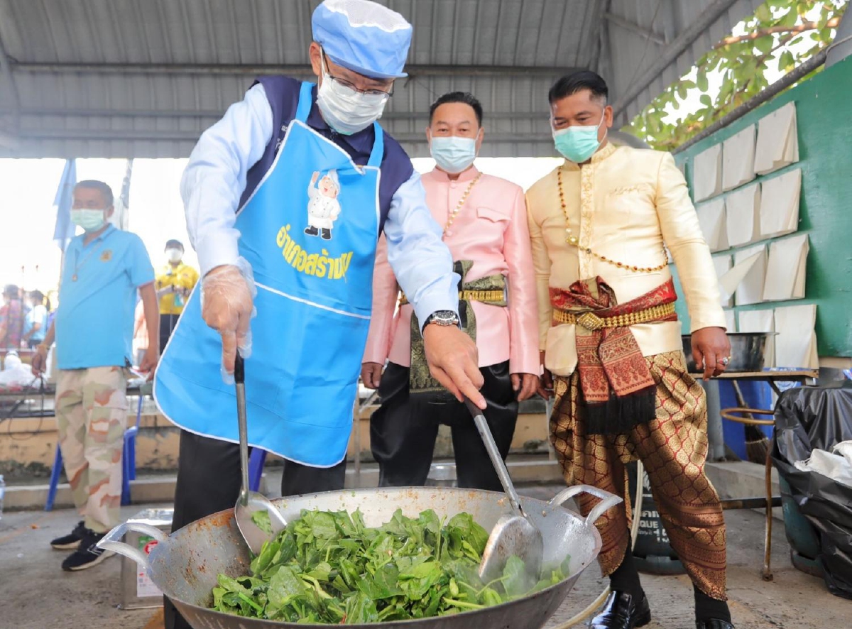 ผู้ว่าหมูป่าสร้างสุขชาวบ้านปรุงอาหารแจกผู้ได้รับผลกระทบโควิด ผู้ว่าหมูป่าสร้างสุขชาวบ้านปรุงอาหารแจกผู้ได้รับผลกระทบโควิด