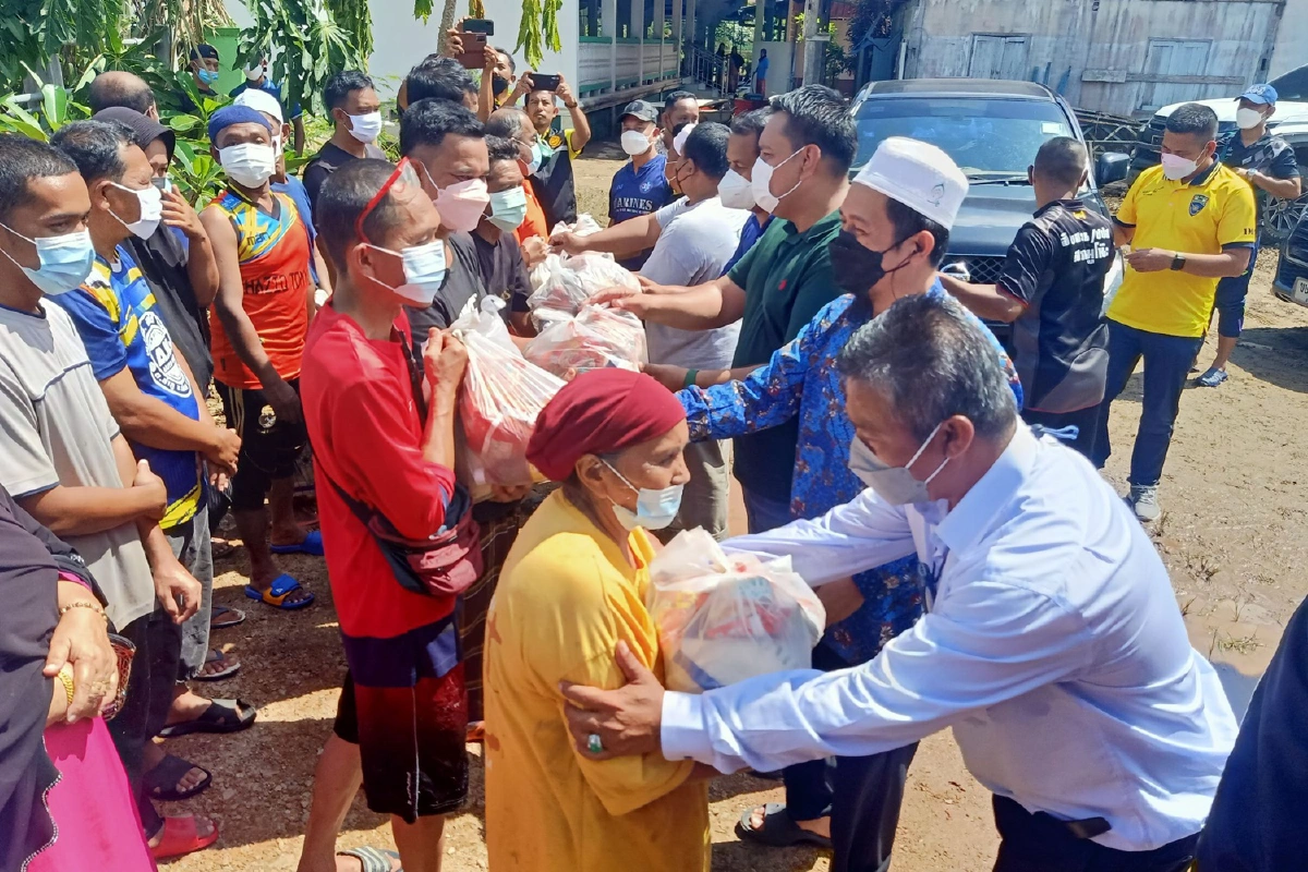 ชาวตลาดมูโนะเก็บกวาดบ้านหลังพนังกั้นน้ำชำรุดได้ซ่อมแซม