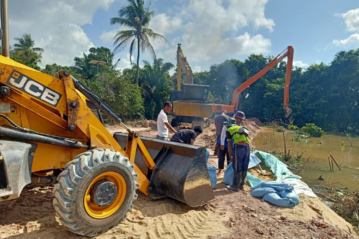 ชาวตลาดมูโนะเก็บกวาดบ้านหลังพนังกั้นน้ำชำรุดได้ซ่อมแซม