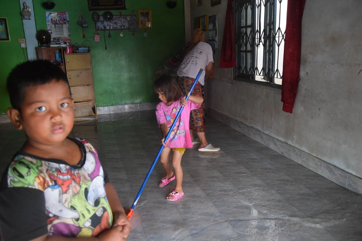 ชาวตลาดมูโนะเก็บกวาดบ้านหลังพนังกั้นน้ำชำรุดได้ซ่อมแซม