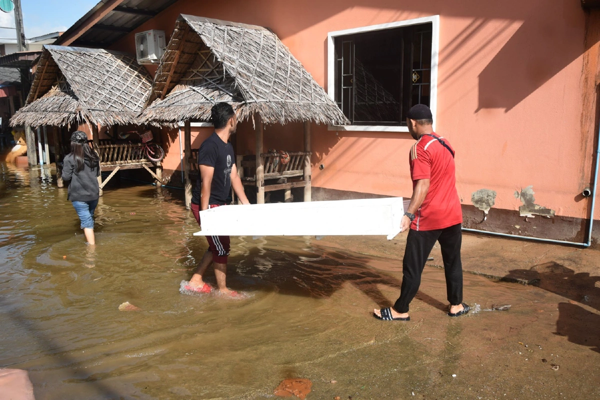 ชาวตลาดมูโนะเก็บกวาดบ้านหลังพนังกั้นน้ำชำรุดได้ซ่อมแซม