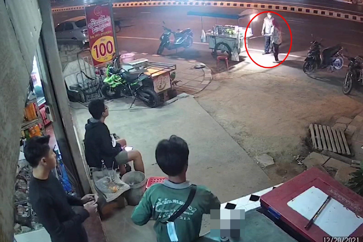 พ่อค้าโรตีตกใจเสียงสุนัขไล่กัด คว้าท่อนเหล็กจะฟาดลูกค้า