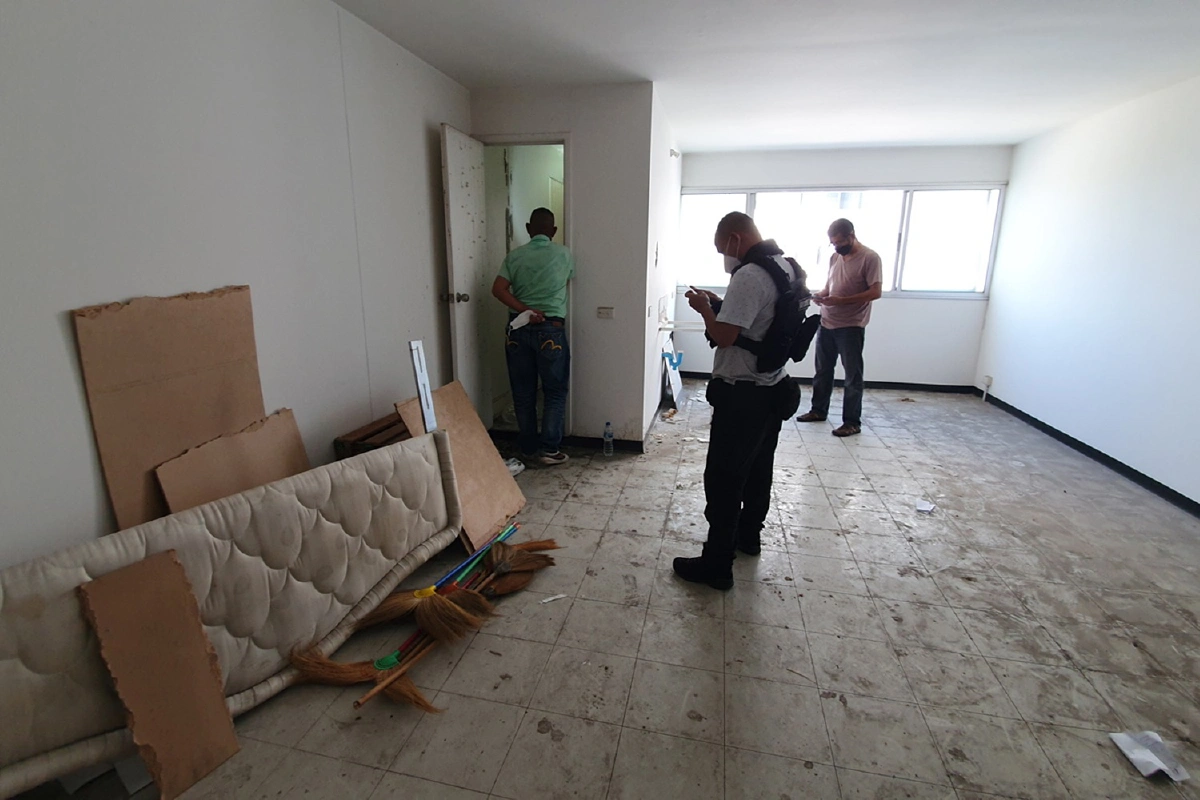 ระดมตำรวจปิดล้อมคอนโดล่ามือมีดแทงสาวดับคาห้องพัก