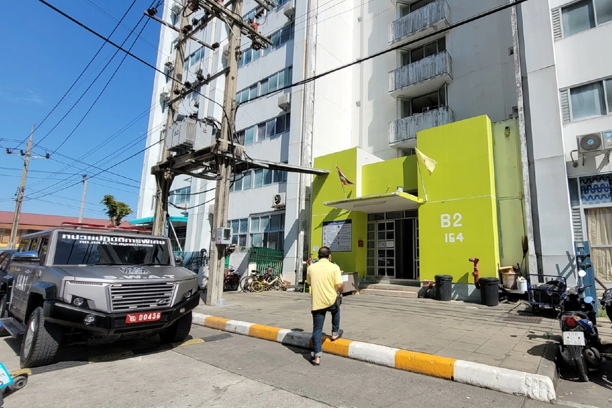 ระดมตำรวจปิดล้อมคอนโดล่ามือมีดแทงสาวดับคาห้องพัก