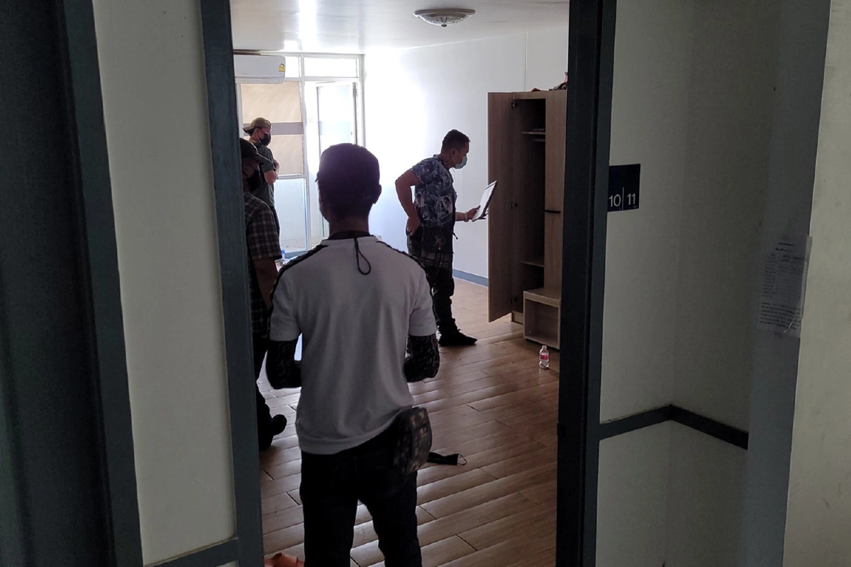 ระดมตำรวจปิดล้อมคอนโดล่ามือมีดแทงสาวดับคาห้องพัก