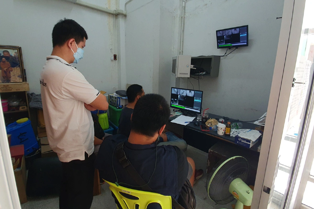 ระดมตำรวจปิดล้อมคอนโดล่ามือมีดแทงสาวดับคาห้องพัก