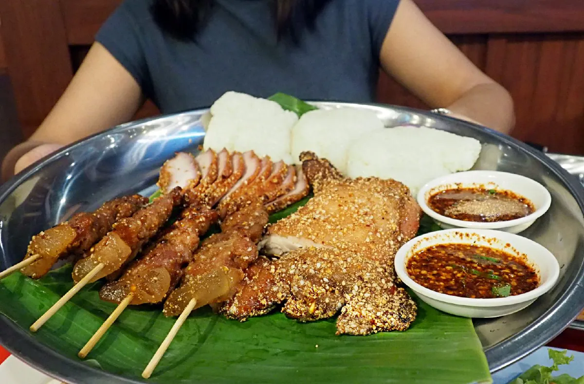 เช็กอิน 'ร้านเจ๊แดงสามย่าน คอหมูย่างในตำนาน' ร้านใหม่ต้องไปในไอคอนสยาม