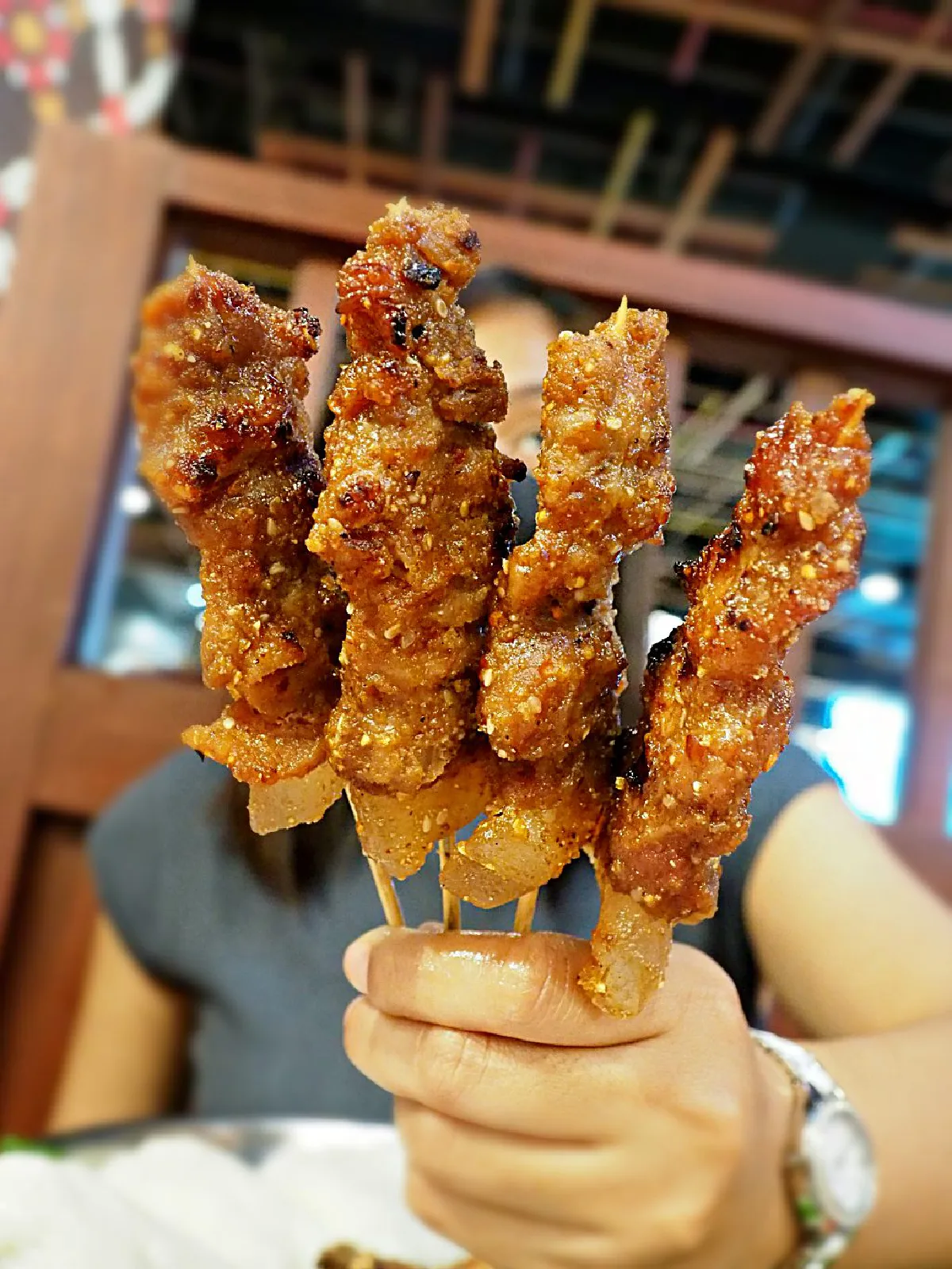 เช็กอิน 'ร้านเจ๊แดงสามย่าน คอหมูย่างในตำนาน' ร้านใหม่ต้องไปในไอคอนสยาม